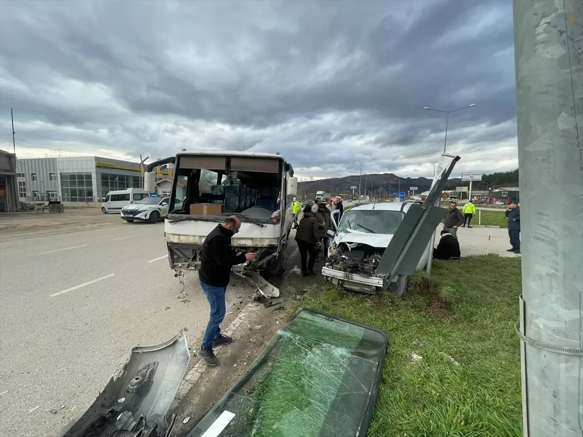 Amasya’da Midibüs ile Hafif Ticari Araç Çarpıştı: 6 Kişi Yaralı