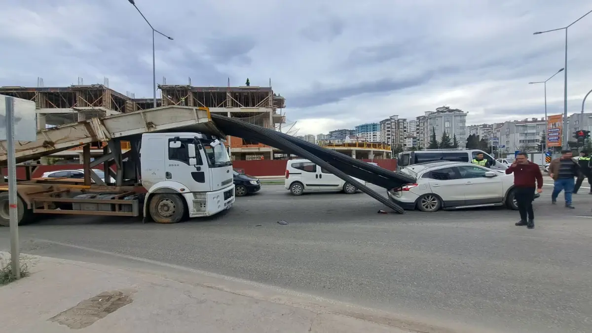 Ordu’da Ani Fren Yapan Kamyonun Yükü Araçla Çarpıştı: İnşaat Demirleri Önemli Hasara Yol Açtı