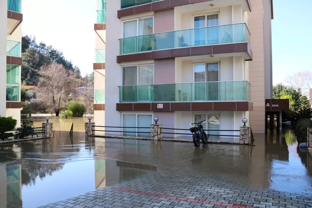 Kaş’ta Şiddetli Yağışlar Eşen Çayı’nı Taştırtarak Tarım Alanlarını Zarar Verdi