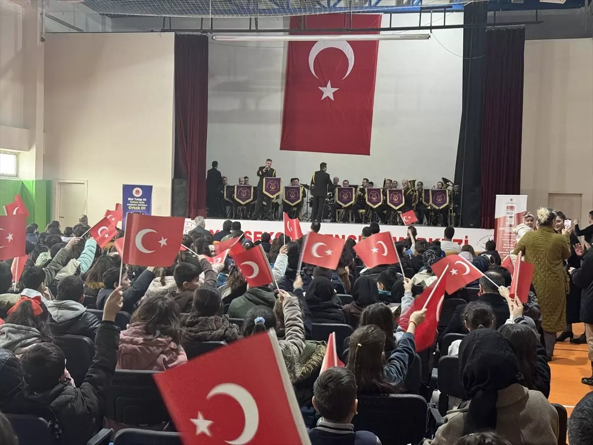 Diyarbakır Bando Komutanlığı Yüksekova’da Coşkulu Konserle Şehri Renklendirdi