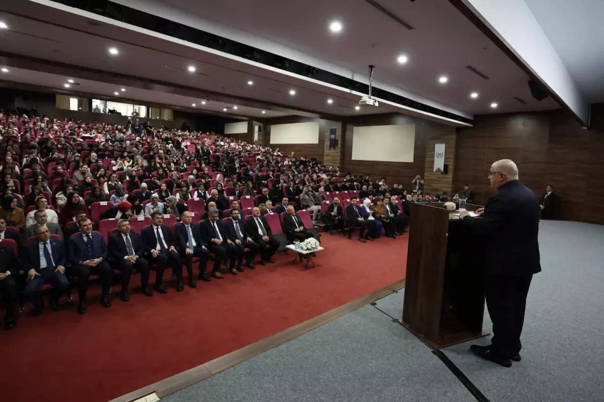 Milli Savunma Bakanı Yaşar Güler, Kartal İmam Hatip Lisesi’nde BM Konferansı’na Katıldı