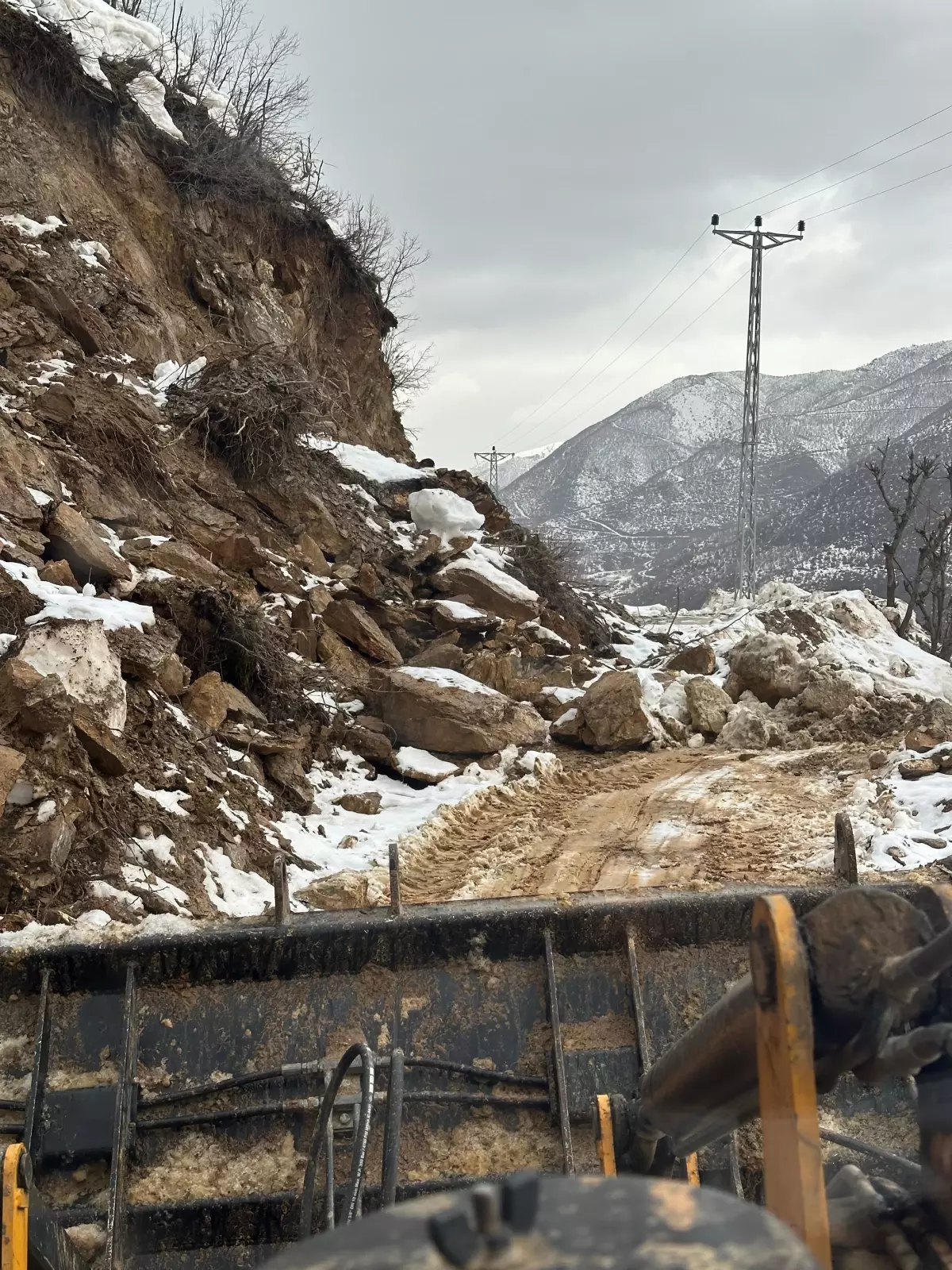 Hizan’da Heyelanlar 4 Köy Yolunu Kapattı: Ulaşım Krizi