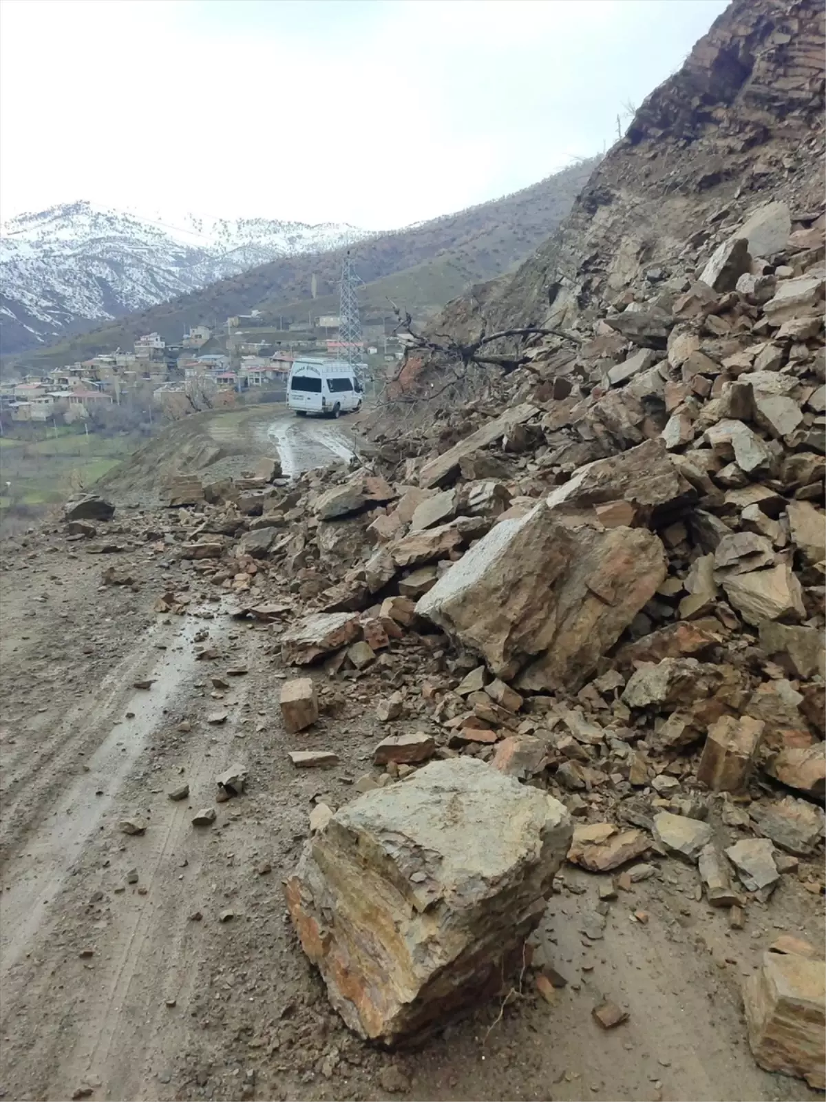 Bitlis'te Heyelan Sonrası Temizlenen Köy Yolları Trafiğe Açıldı