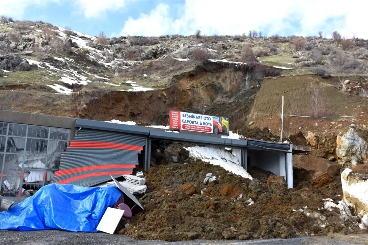 Bitlis’te Şiddetli Yağış Sonrası Heyelan 2 İş Yerini Kapattı