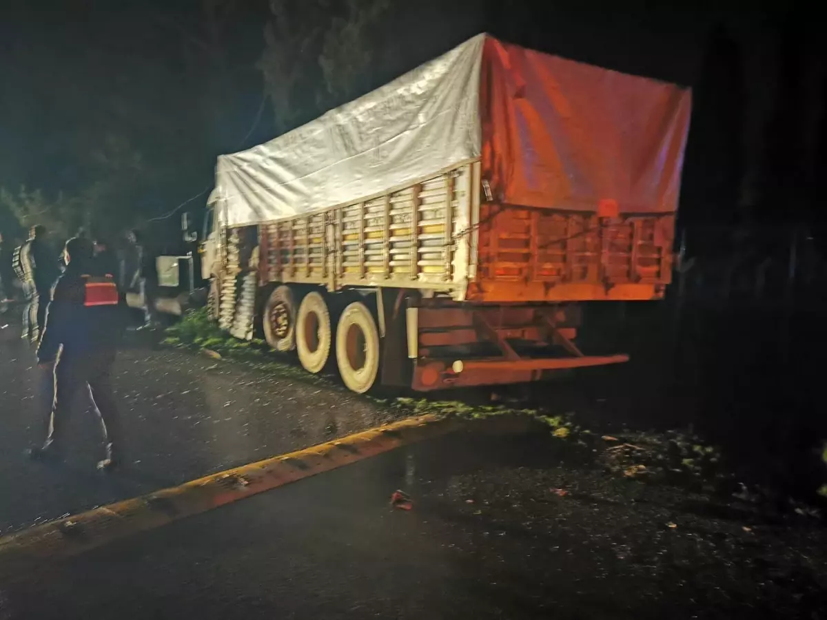 Bursa’nın Karacabey ilçesinde kamyon ve minibüs çarpıştı: 2 kişi yaralandı