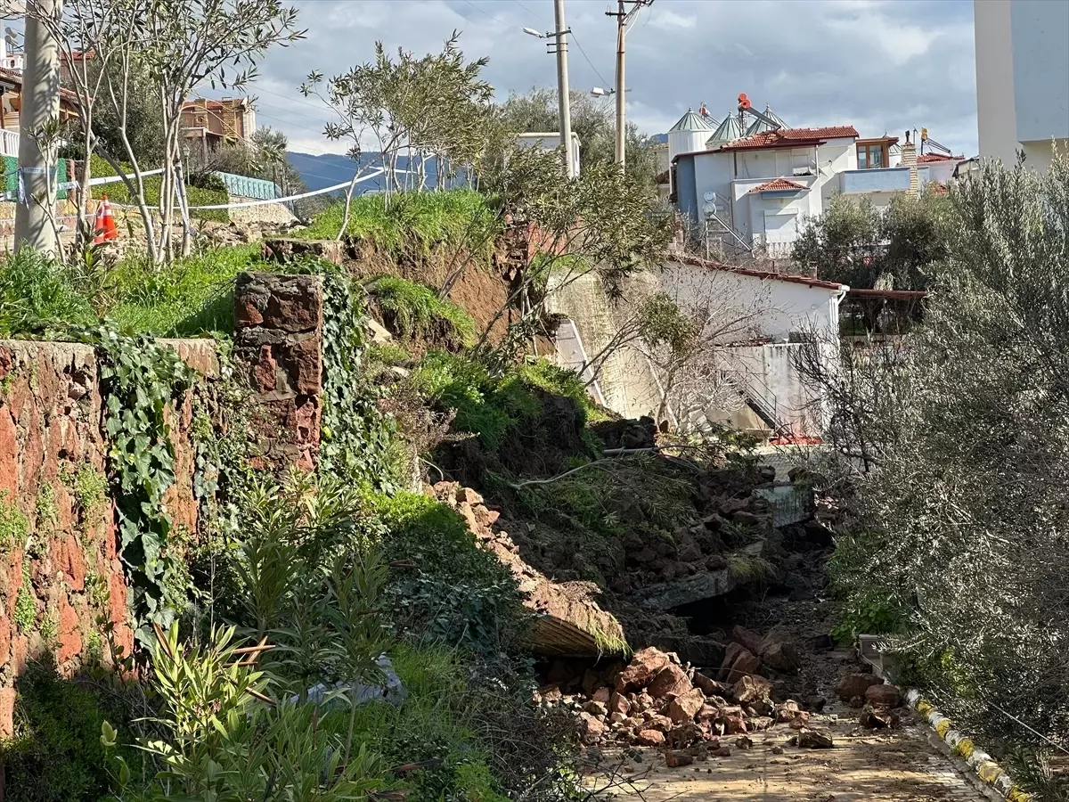 Ayvacık’ta Şiddetli Sağanak Sonrası İstinat Duvarı Çöktü