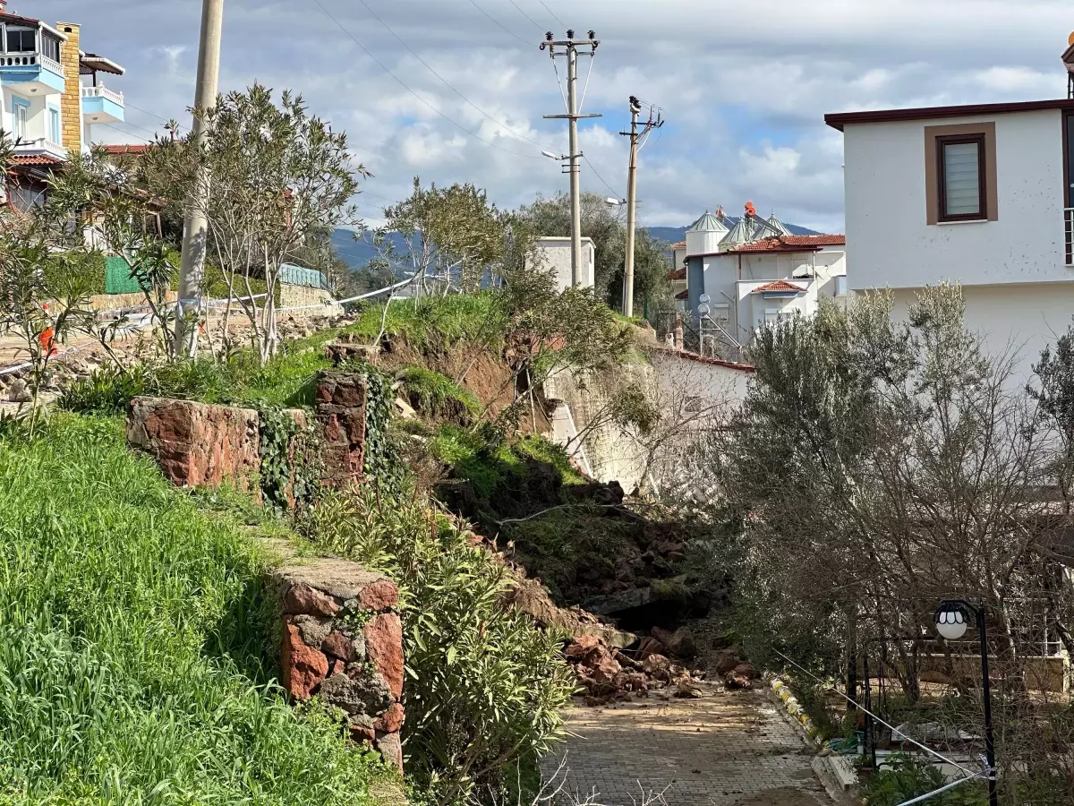 Ayvacık’ta Şiddetli Sağanak Sonrası İstinat Duvarı Çöktü: Su Birikintileri Oluştu
