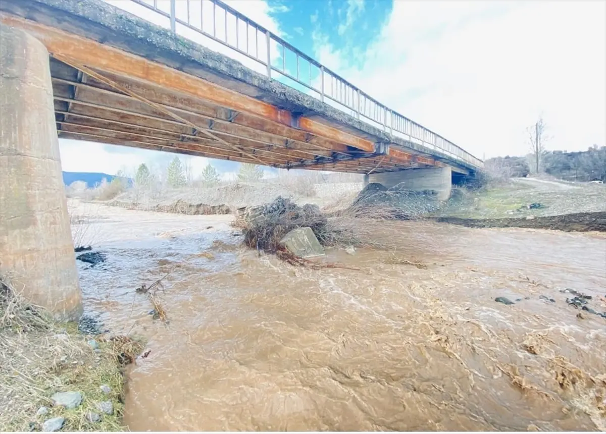 İskilip’te Sel Nedeniyle Köprü Geçici Olarak Trafa Kapatıldı
