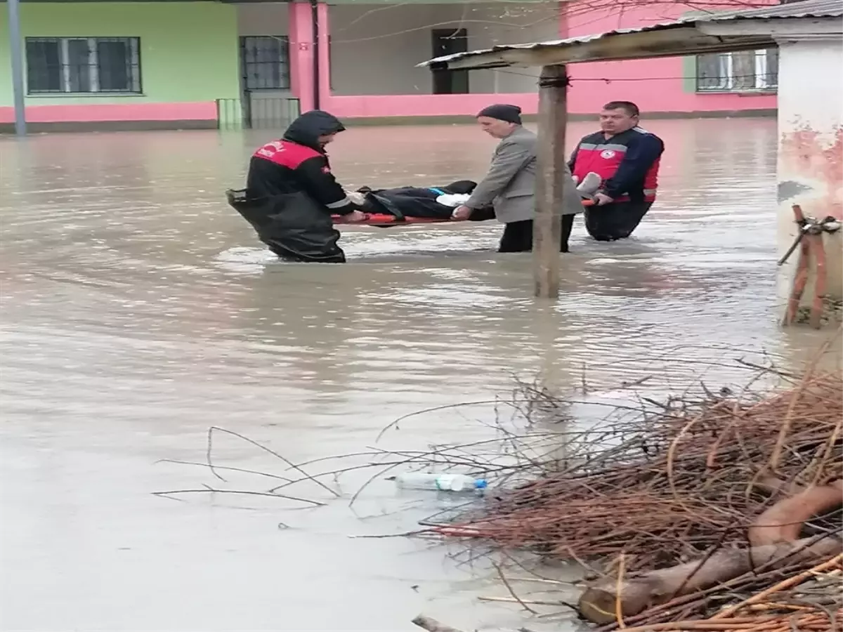 Doğu Akdeniz'de Şiddetli Yağışlar Sel ve Yol Kapamalarına Yol Açtı