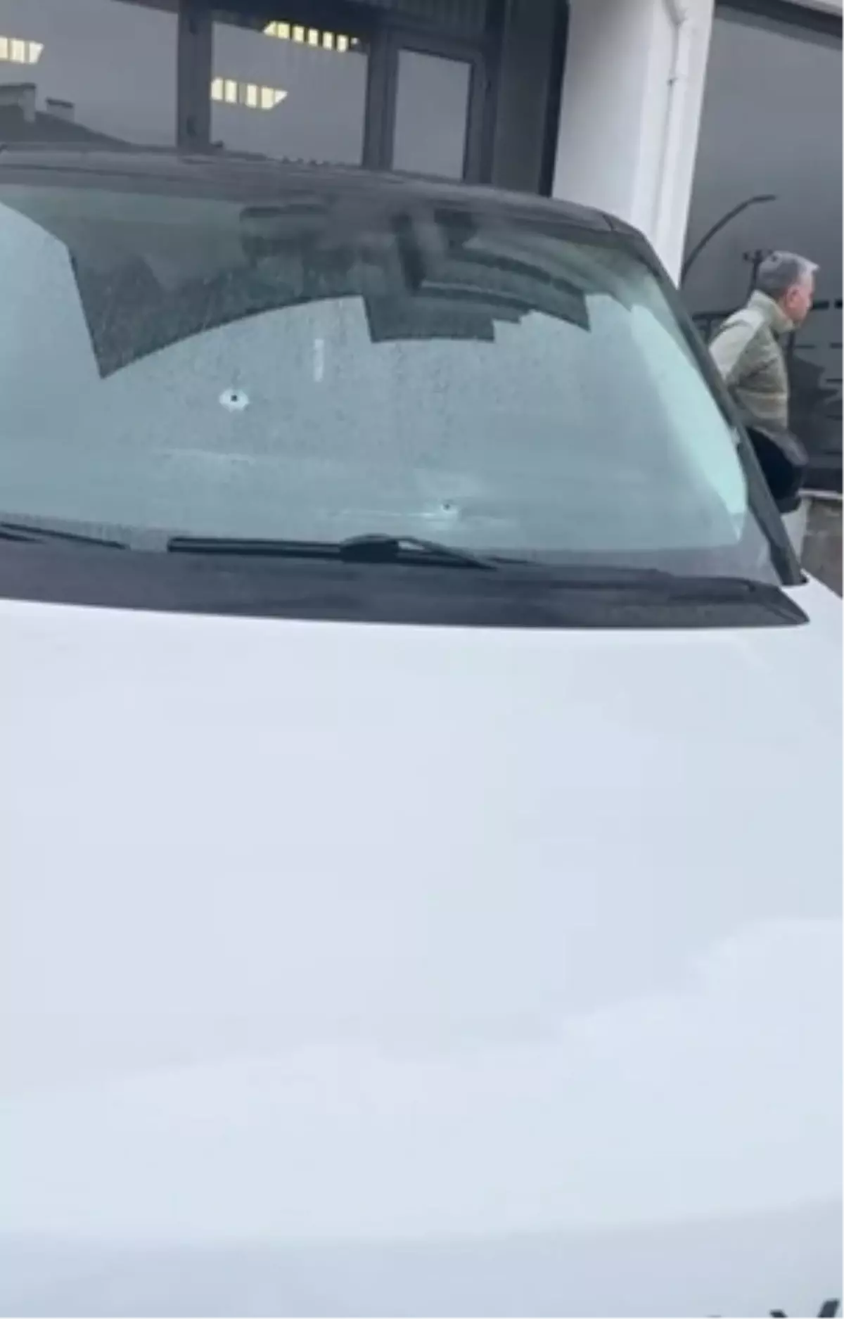 Bolu’da Emlak Ofisine Silahlı Saldırı: Cam Kırıldı, Lüks Çip Hasar Aldı