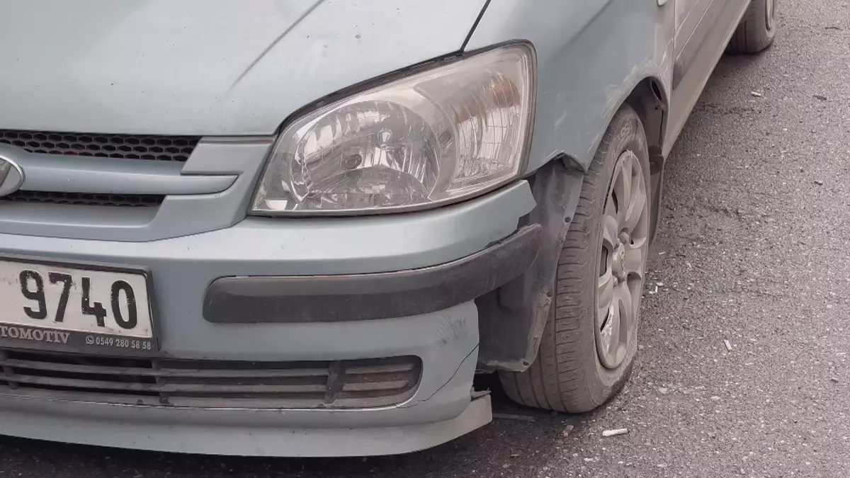 Gaziosmanpaşa’da Park Halindeki Araçlara Çarpan Sürücü Kaçtı