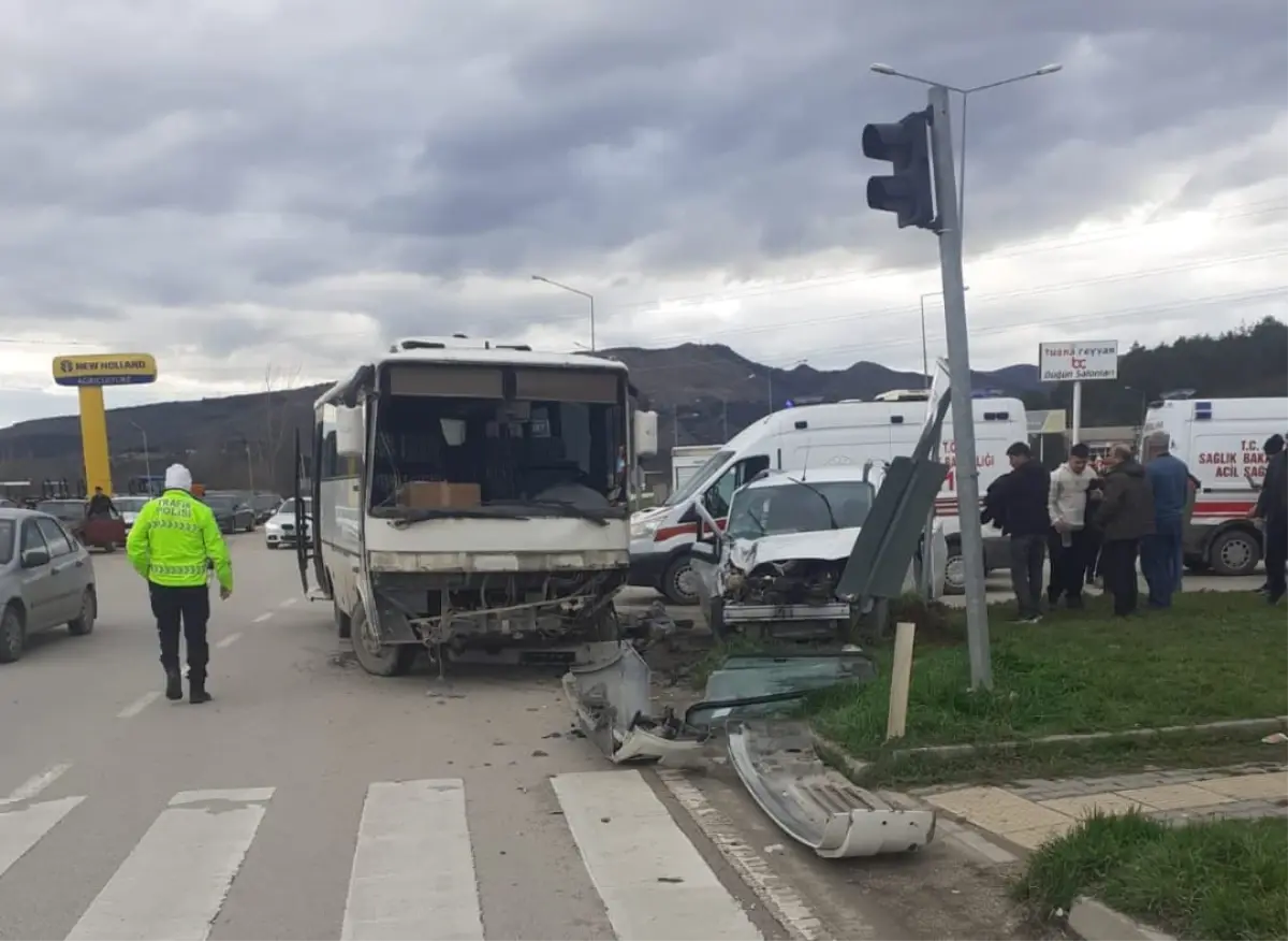Amasya’da Hafif Ticari Araç ve Midibüs Çarpıştı: 6 Kişi Yaralı