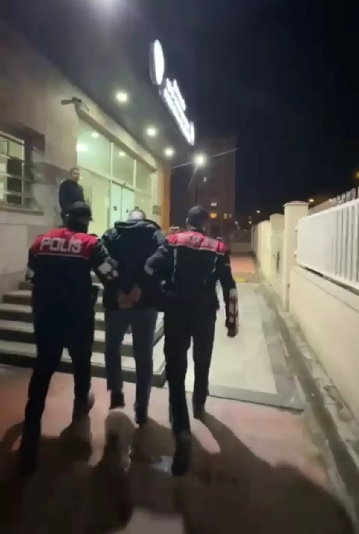 İzmir'in Buca ve Karşıyaka Semtlerinde Kaçak Hükümlüler Yakalandı