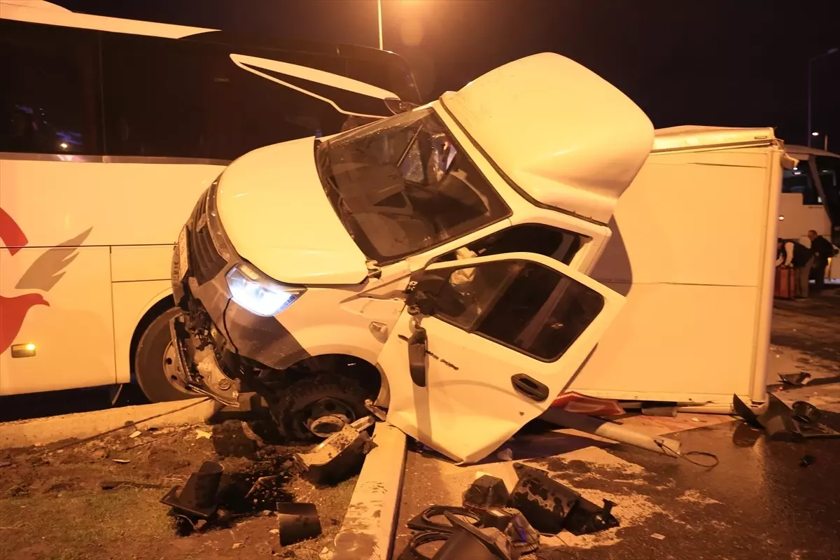 Kayseri'de Otobüs ve Kamyonet Çarpışması: 5 Yaralı