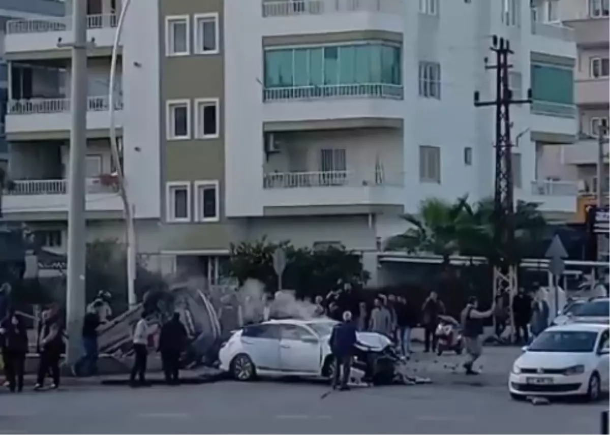 Tarsus'ta Şiddetli Çarpışma: Köprüde Asılı Kalan Araç ve 6 Yaralı