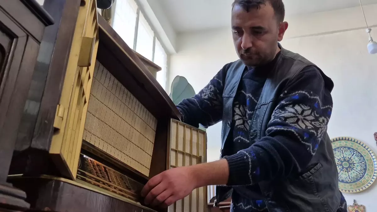 Antika Radyo Tutkusuyla Kuaförlükten Ayrılan Bayram Gaspak, Koleksiyonculuğa Adım Attı