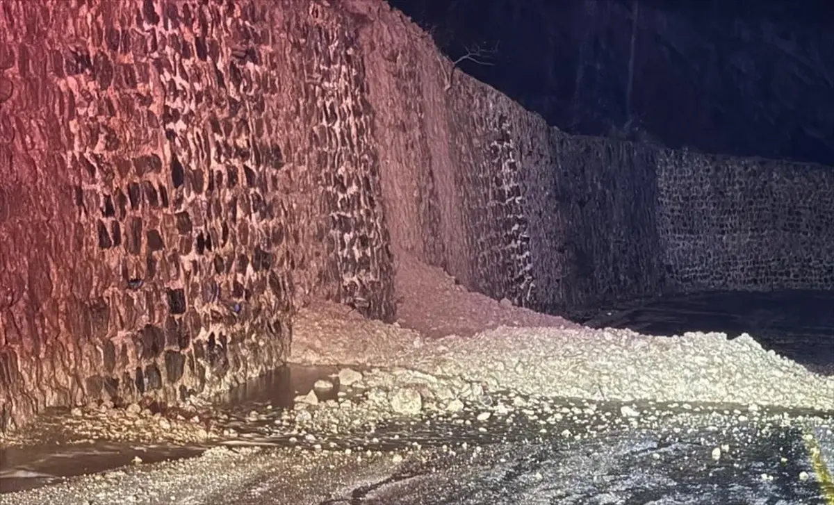 Kırklareli Demirköy'de Toprak Kayması Sonrası Yol 1 Saatte Yeniden Açıldı