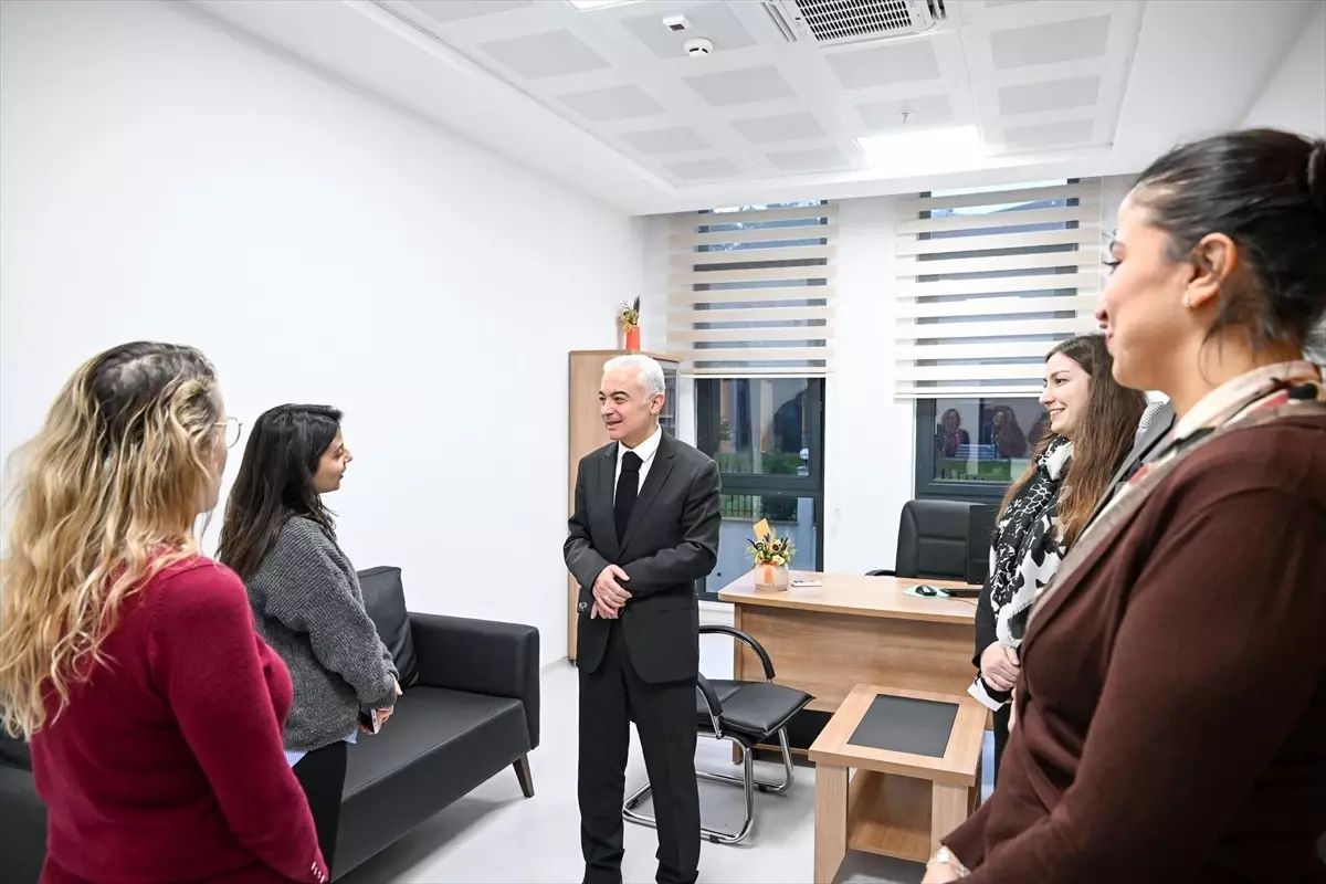 Kırklareli Valisi Uğur Turan, Çocuk Ruh Sağlığı Merkezinde Sağlık Çalışanlarına Teşekkür Etti