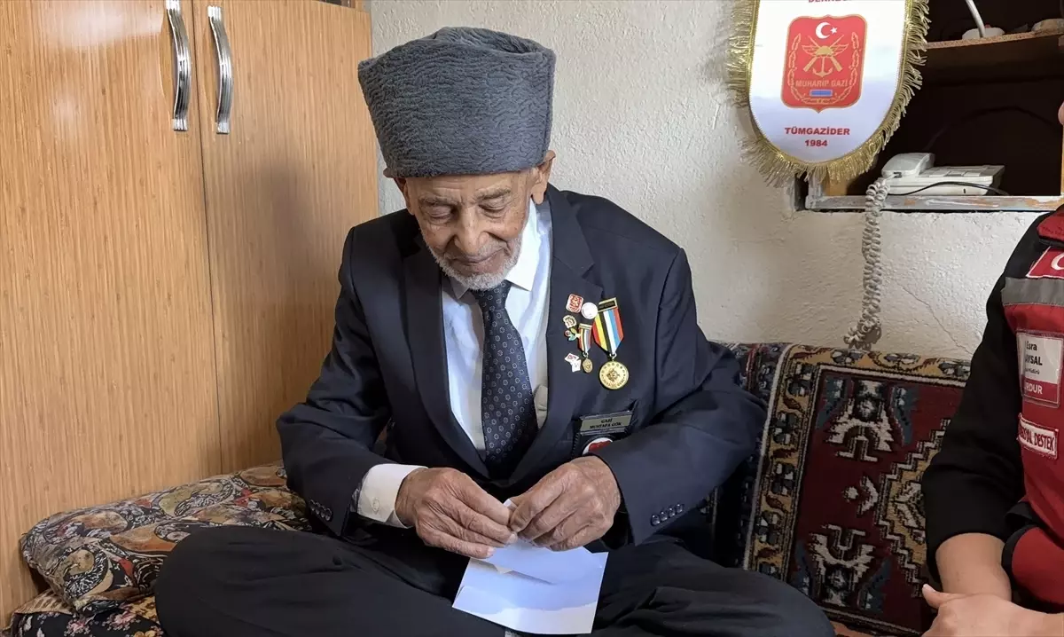94 Yaşındaki Kore Gazisi Mustafa Gök'ün Yarım Kalan Mektubu Sosyal Hizmet Uzmanlarıyla Tamamlandı