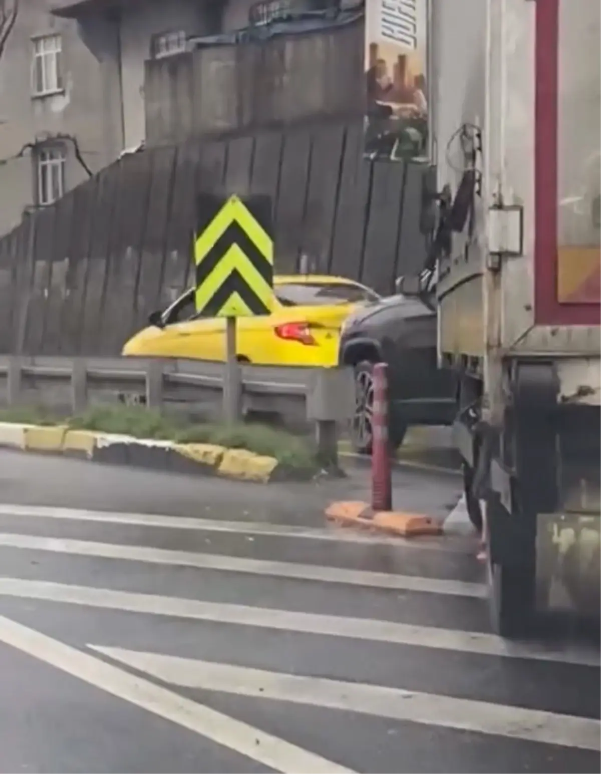 Küçükçekmece'de Kamyonet ve Otomobil Sürücüsü Arasındaki Trafik İhlali Tartışması Şiddete Döndü