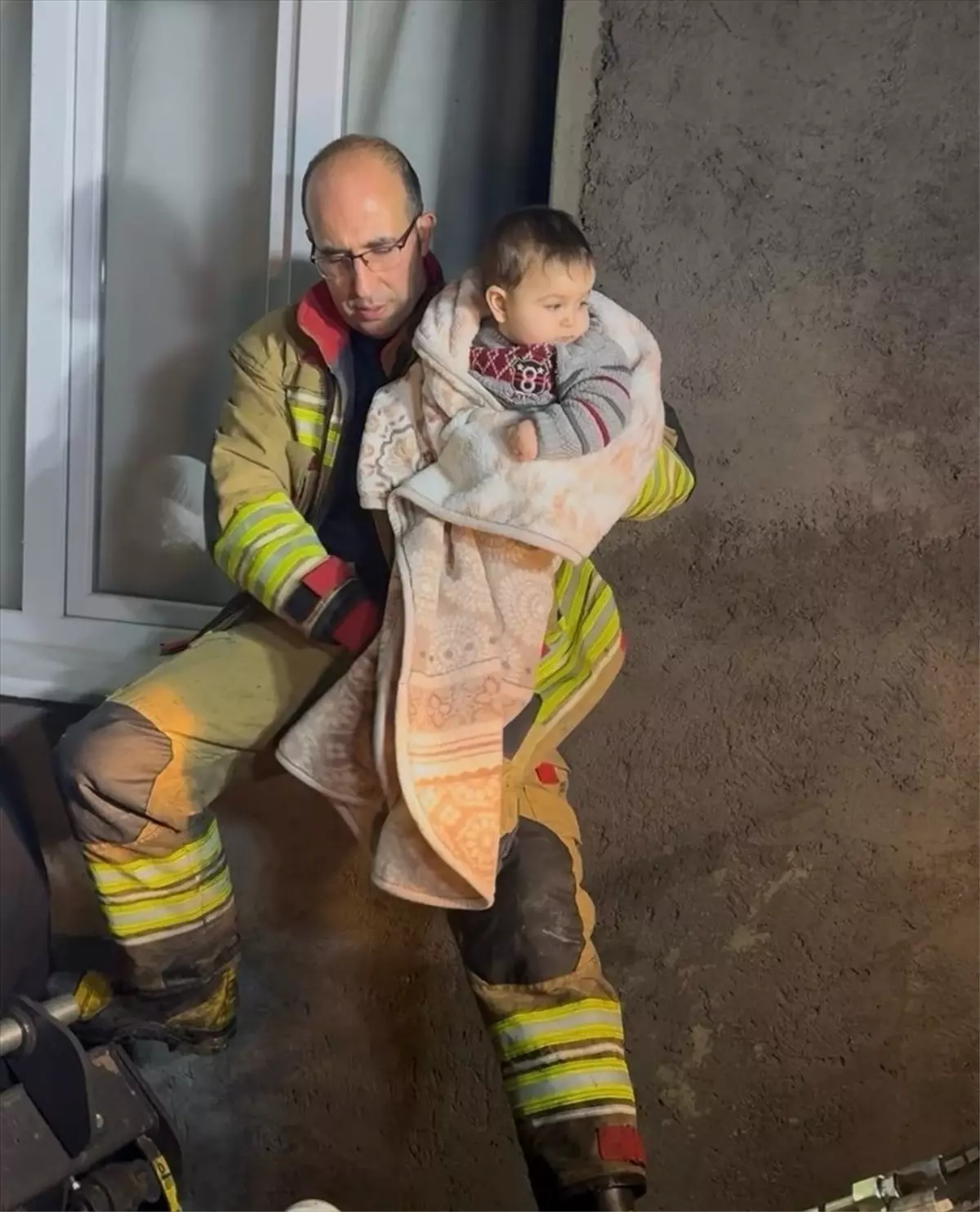 Manisa’da Sel Felaketinde 11 Kişilik Aile Güvenli Bölgeye Çıkarıldı