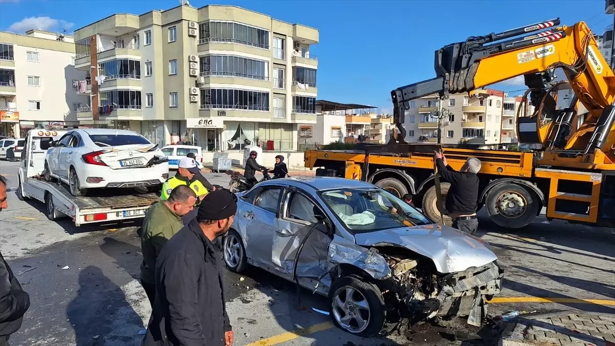 Tarsus'ta Trafik Kazası: İki Araç Çarpıştı, 6 Kişi Yaralandı