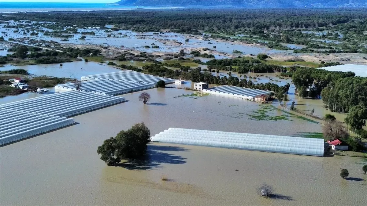 Muğla ve Antalya’da Şiddetli Sel: Evler ve Seralar Su Altında