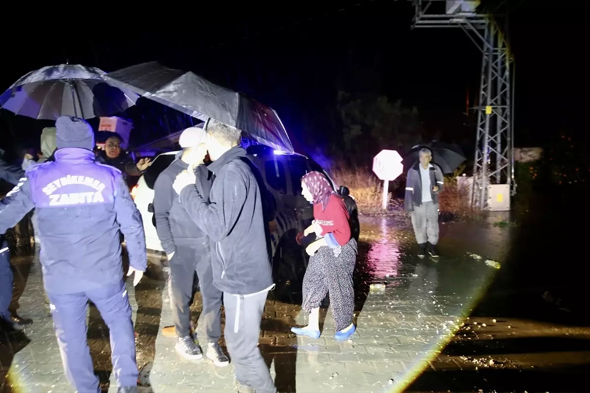 Seydikemer'de Şiddetli Yağışlar 25 Evi Sular Altına Çekti, Tahliye Çalışmaları Sürüyor