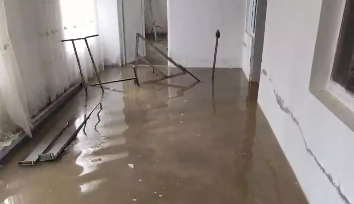 Muş’ta Şiddetli Sağanak Sonrası Sungu Beldesinde Ev ve Ahırları Su Kapladı