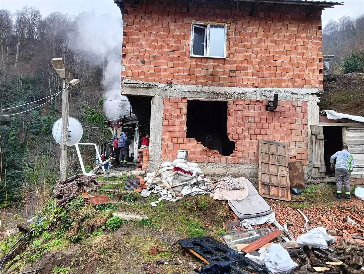 Samsun Salıpazarı'nda Ev Yangını: Mahalle Halkı Hızlı Müdahale Etti