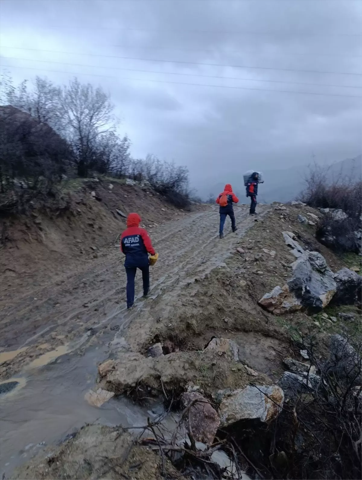 Siirt Baykan’da Fırtına Aile Çadırlarını Yıktı: 20 Kişi Tahliye Edildi