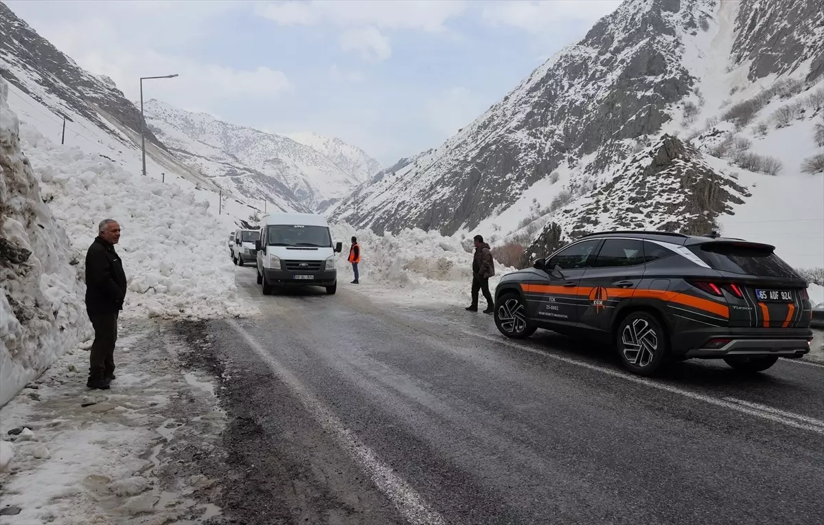 Hakkari’de Karayolları Ekipleri Şiddetli Kar Yağışıyla Mücadele Ediyor