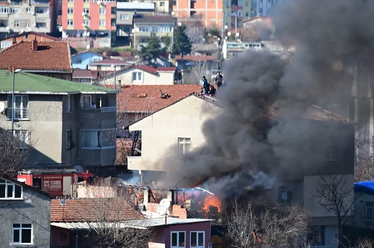 Ümraniye'de Gecekondu Yangını Hızla Kontrol Altına Alındı