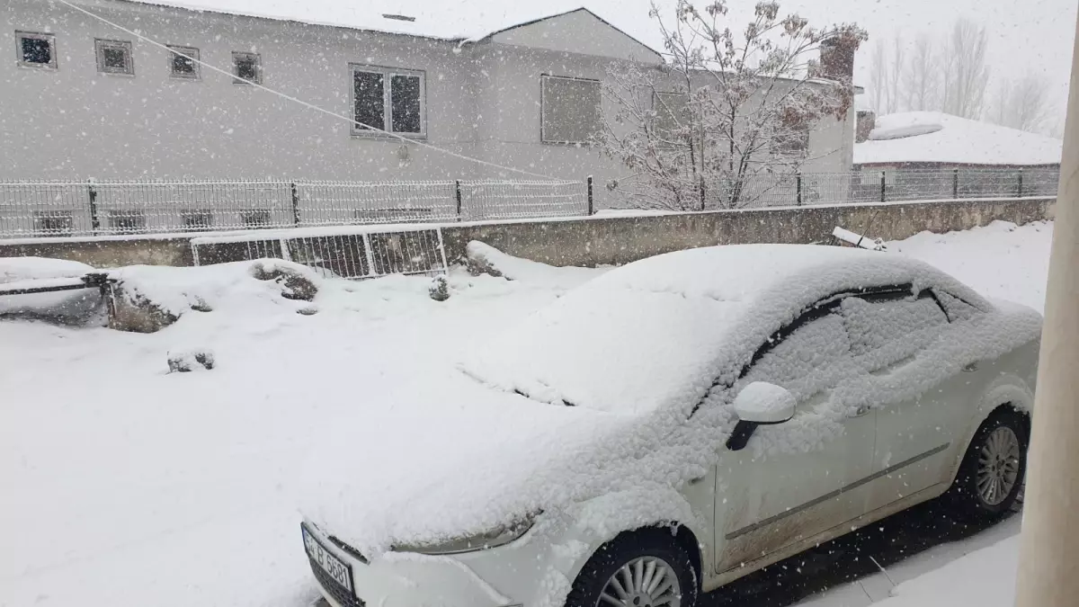 Van’da Şiddetli Kar Yağışı 43 Köyün Ulaşımını Durdurdu