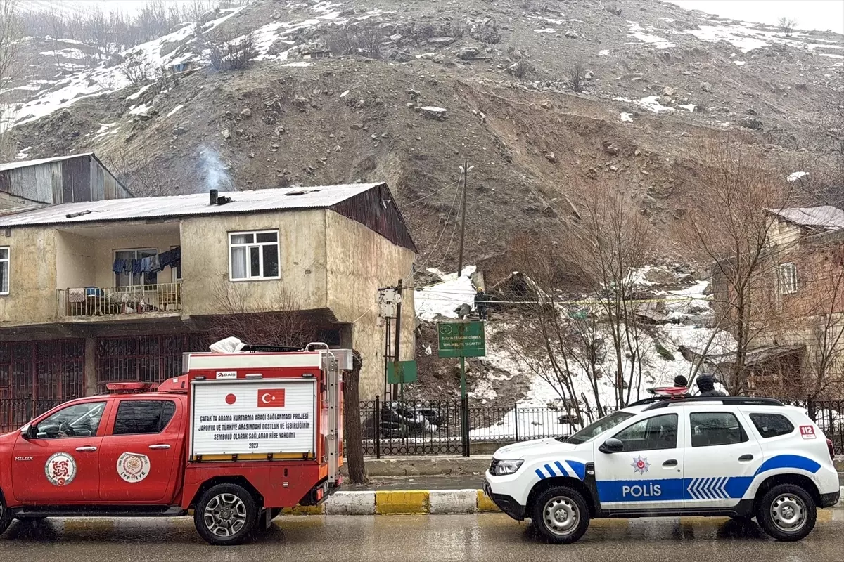 Van’ın Çatak İlçesinde Toprak Kayması Tandır Evi'ni Yıktı: 2 Kişi Yaralandı