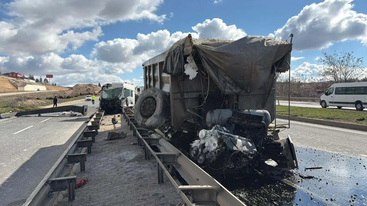 Eskişehir'de Kamyon Yön Tabelasına Çarptı: Trafik Kısa Süreli Kapatıldı