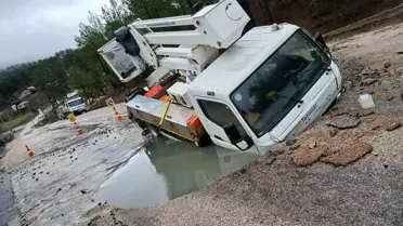 Adana Aladağ’da Su Borusu Patladı, Araç Çukurda Mahsur Kaldı