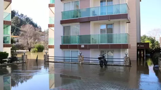 Kaş’ta Şiddetli Yağışlar Eşen Çayı’nı Taştırtarak Tarım Alanlarını Zarar Verdi