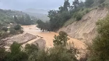 Dere taşması sonrası kapalı yollar ve tahliye edilen evler