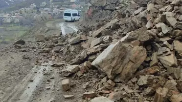 Bitlis'te Heyelan Sonrası Temizlenen Köy Yolları Trafiğe Açıldı