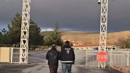 Dolandırıcılık belgeleri ve tutuklama fotoğrafı