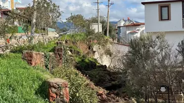 Ayvacık’ta Şiddetli Sağanak Sonrası İstinat Duvarı Çöktü: Su Birikintileri Oluştu