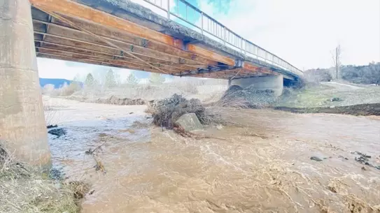 İskilip’te Sel Nedeniyle Köprü Geçici Olarak Trafa Kapatıldı