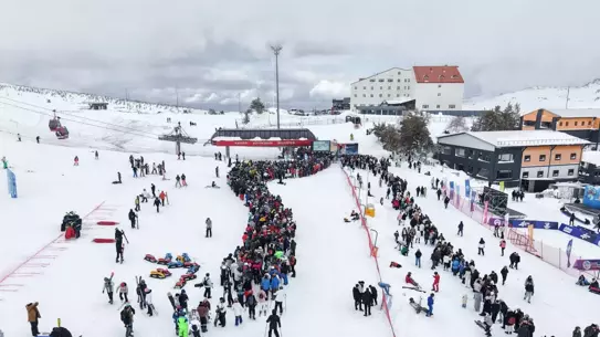 Erciyes Kayak Merkezi'nde Hafta Sonu Kalabalığı Rekor Kırdı
