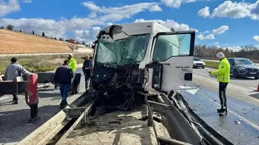 Eskişehir'de Tır Bariyere Çarptı: Sürücü Hastaneye Sevk Edildi