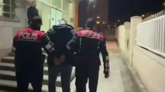 İzmir'in Buca ve Karşıyaka Semtlerinde Kaçak Hükümlüler Yakalandı