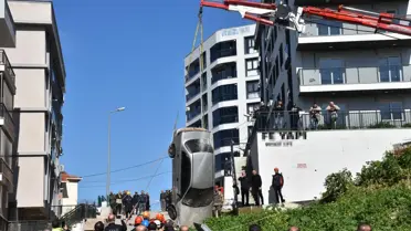 Ulukent'te toprak kayması sonrası hasar gören binalar