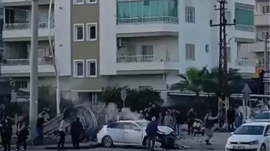 Tarsus'ta Şiddetli Çarpışma: Köprüde Asılı Kalan Araç ve 6 Yaralı