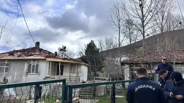 Ladik’te çatıları uçuran şiddetli rüzgar