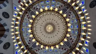 Camii'nin minareleri ve kubbesi